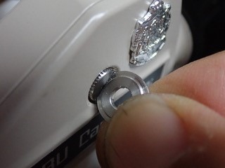 付属のレンチで締め込む