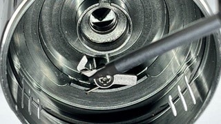 バネの先端をスプールから外す