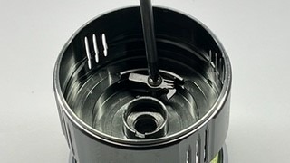 音出しピンの固定ネジを緩める